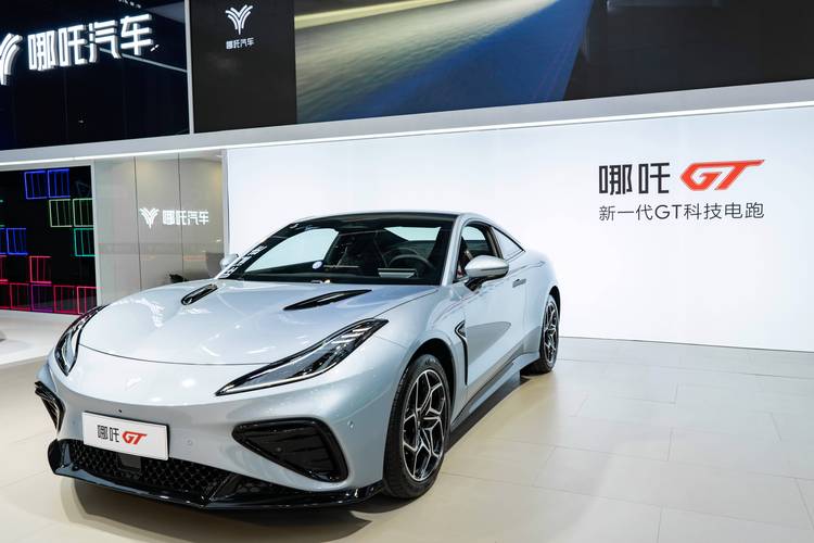 东莞35哪吒汽车在智能汽车领域的表现，领途汽车在新能源汽车市场中的影响力